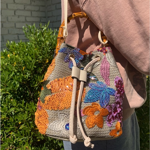 SHEIN Mini Sequin Decor Embroidered Bucket Bag - Picture 3 of 3